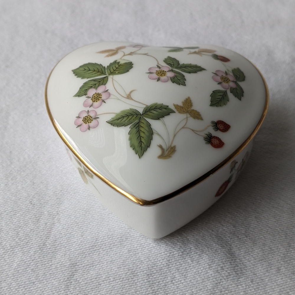 Wedgwood Wild Strawberry Bone China Small Heart Box & Lid Gold Rim Discontinued - Picture 10 of 11
